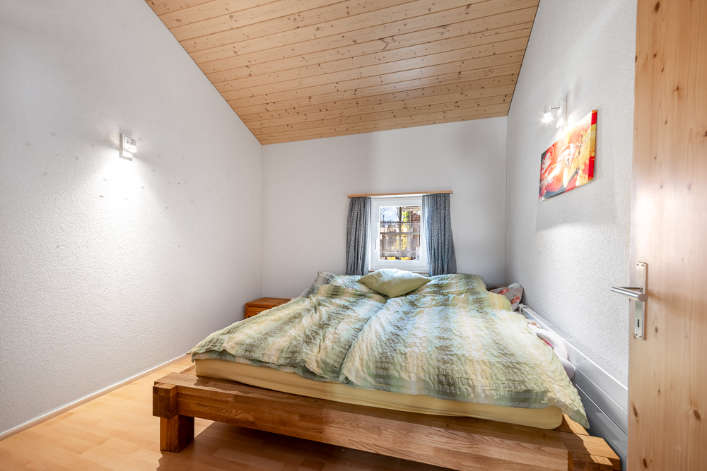 Schlafzimmer unter Holzdecke
