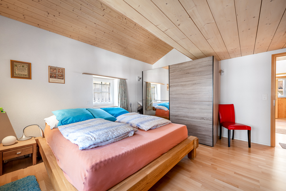 Helles Schlafzimmer mit Holzdecke