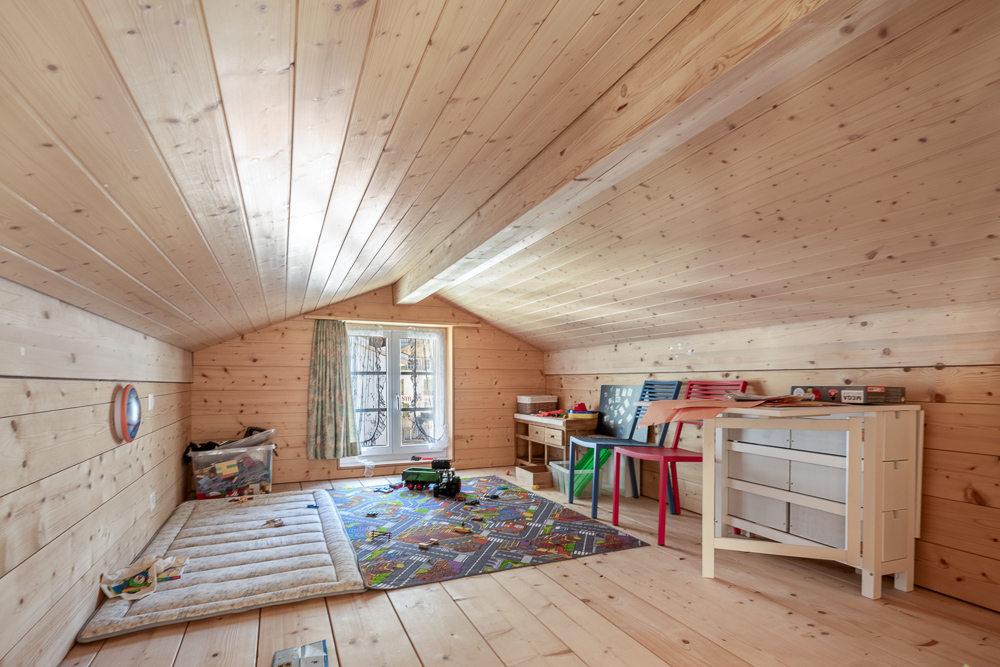 Dachzimmer mit Holzverkleidung