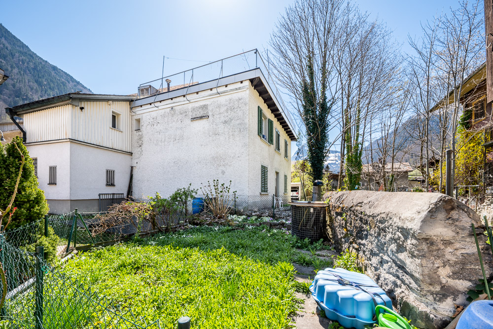 Gartenansicht eines Hauses mit Bergkulisse