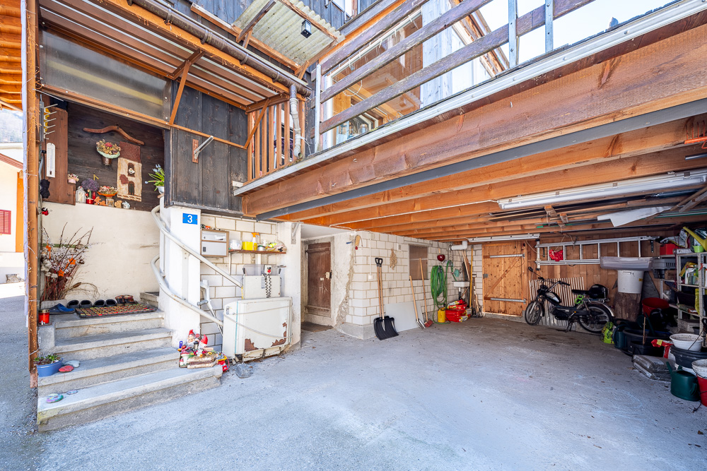 Carport bzw. überdachter Hofbereich mit Stauraum