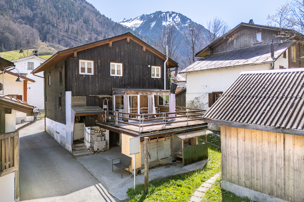 Alpines Hausensemble mit Bergkulisse