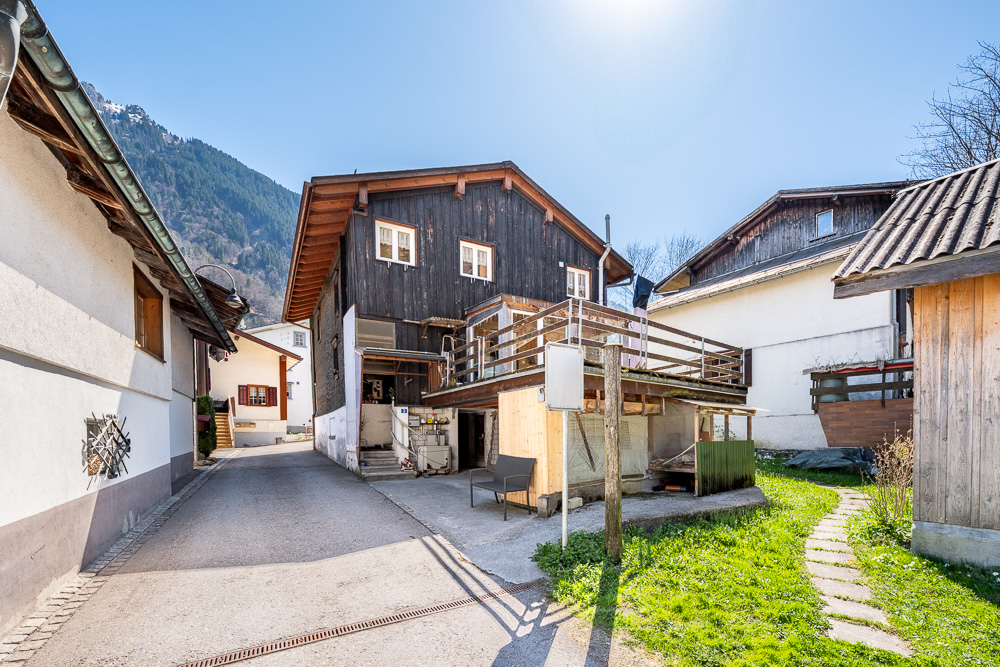 Alpenhof mit traditionellen Gebäuden und Innenhof