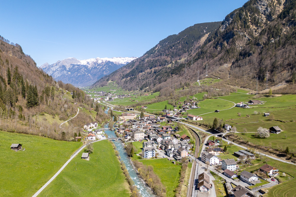 Alpen-Tal mit Dorf und Fluss