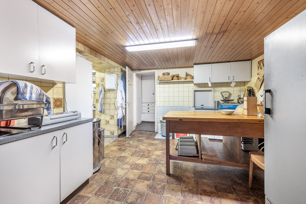 Kleine funktionale Küche mit Holzdecke