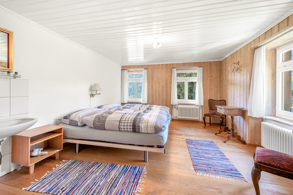 Helles Schlafzimmer mit Holzvertäfelung