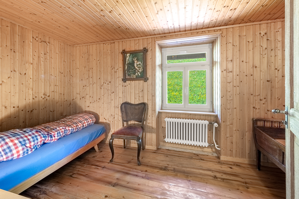 Rustikales Schlafzimmer mit Holzvertäfelung