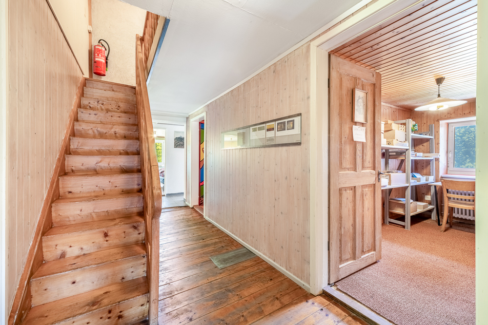 Holzvertäufter Flur mit Treppe