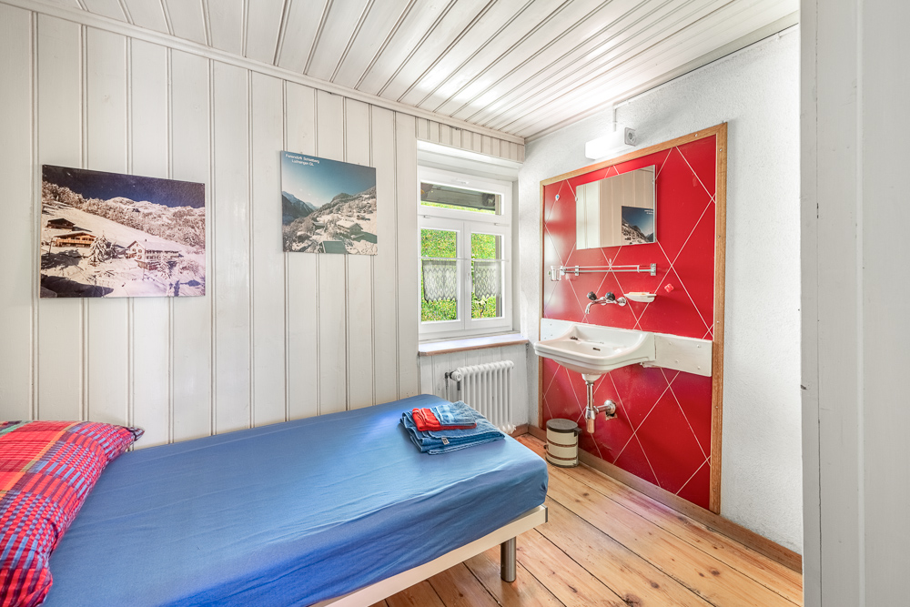Kleines Schlafzimmer mit Waschbereich
