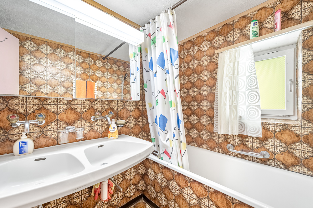 Badezimmer mit Retro-Fliesen und Badewanne