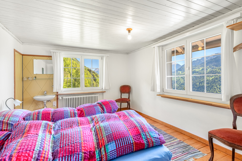 Gemütliches Schlafzimmer mit Bergblick