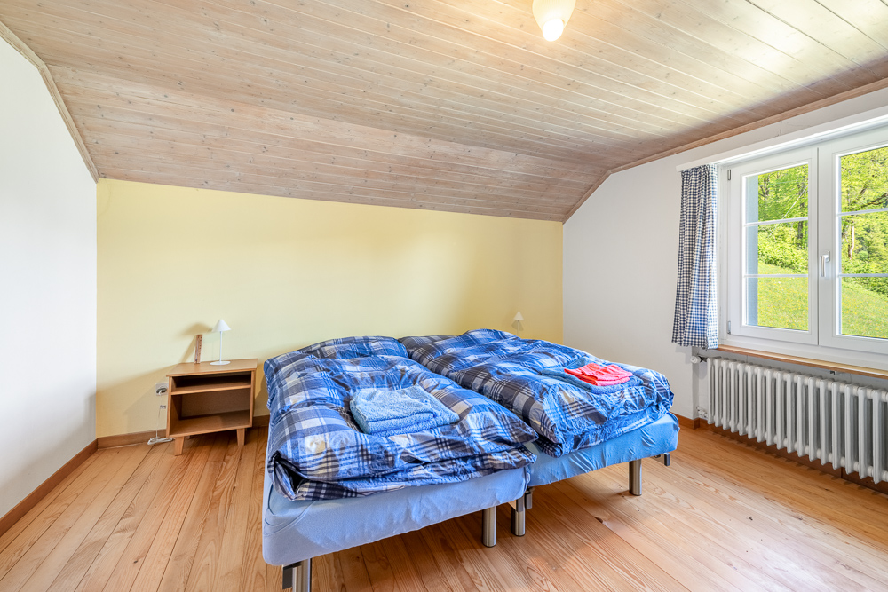 Dachgeschoss-Schlafzimmer mit Doppelbett