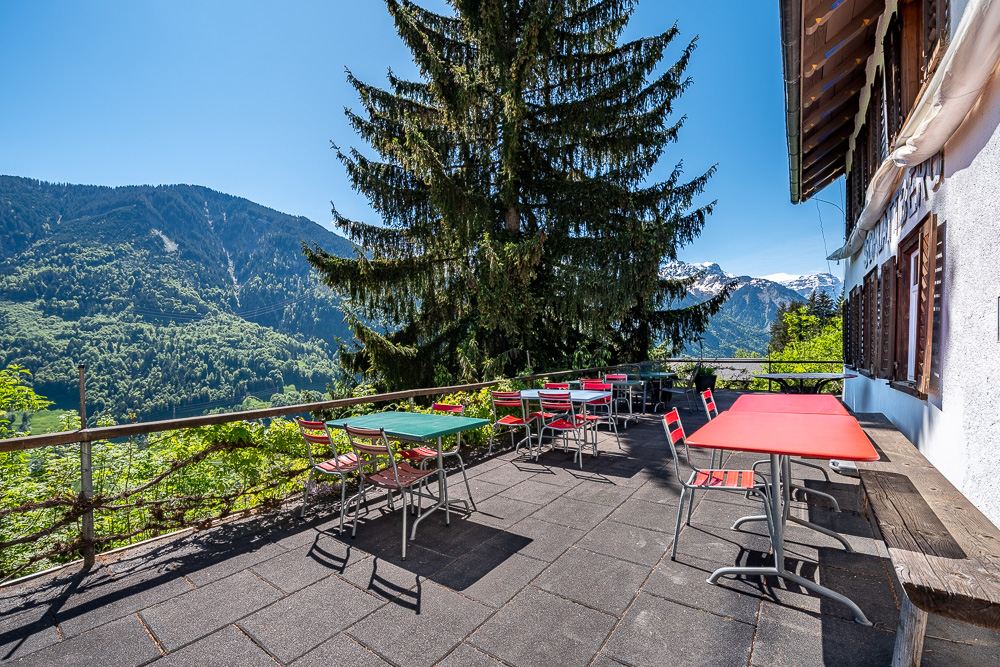 Berghotel-Terrasse mit Sitzplätzen