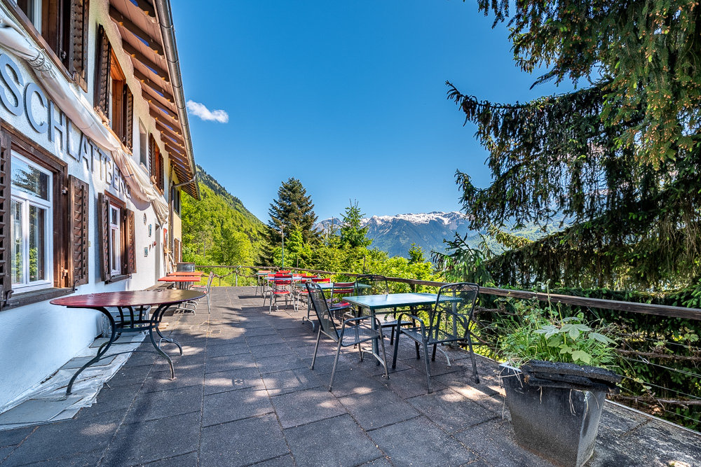 Berghotel-Terrasse mit Alpenblick