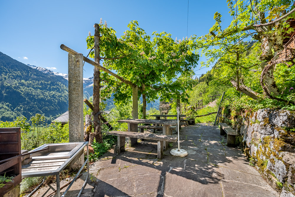 Terrasse mit Bergblick und Sitzgruppe