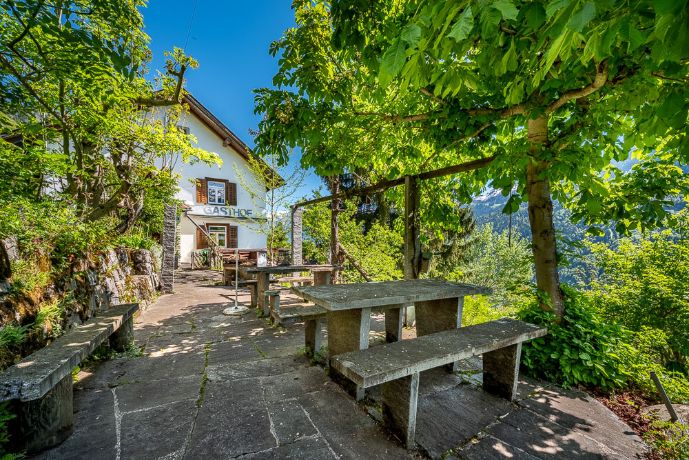 Bergterrasse eines Gasthofs mit Außensitzplätzen