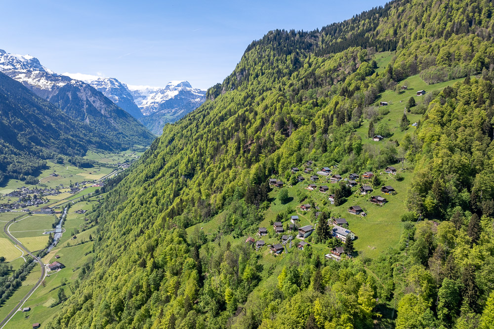 Alpine Tal- und Hanglandschaft mit Siedlung