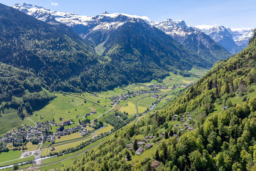 Alpenpanorama mit Tal und Bergdorf