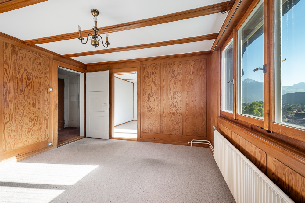 Vertäfelter Wohnraum mit Bergblick