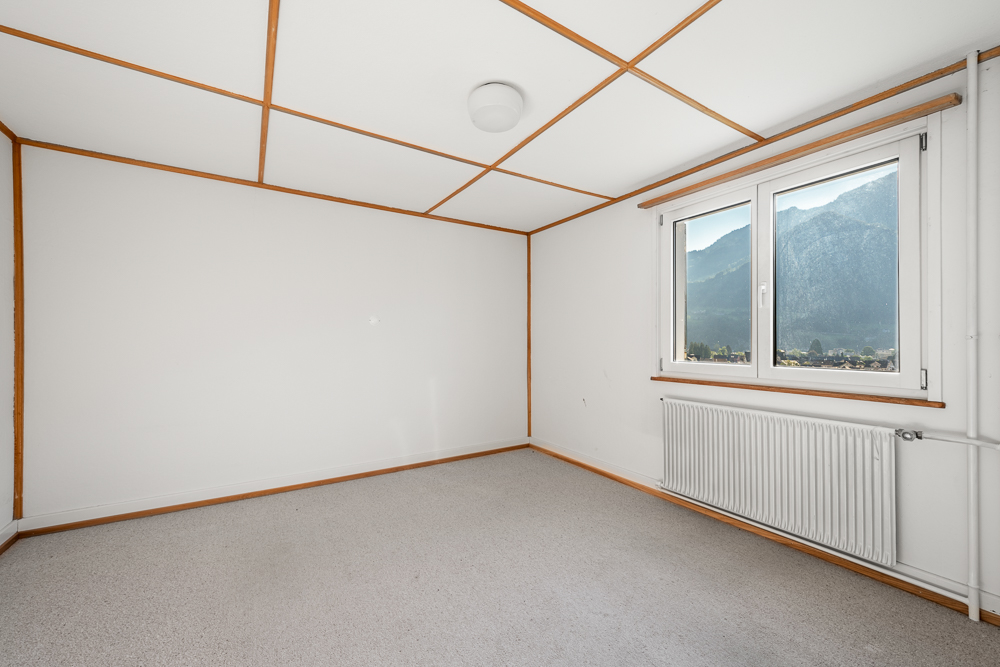 Leerer heller Raum mit Bergblick