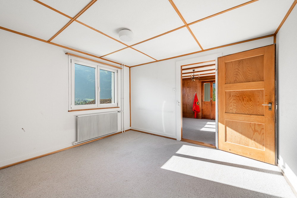 Helles Zimmer mit Holzdekor