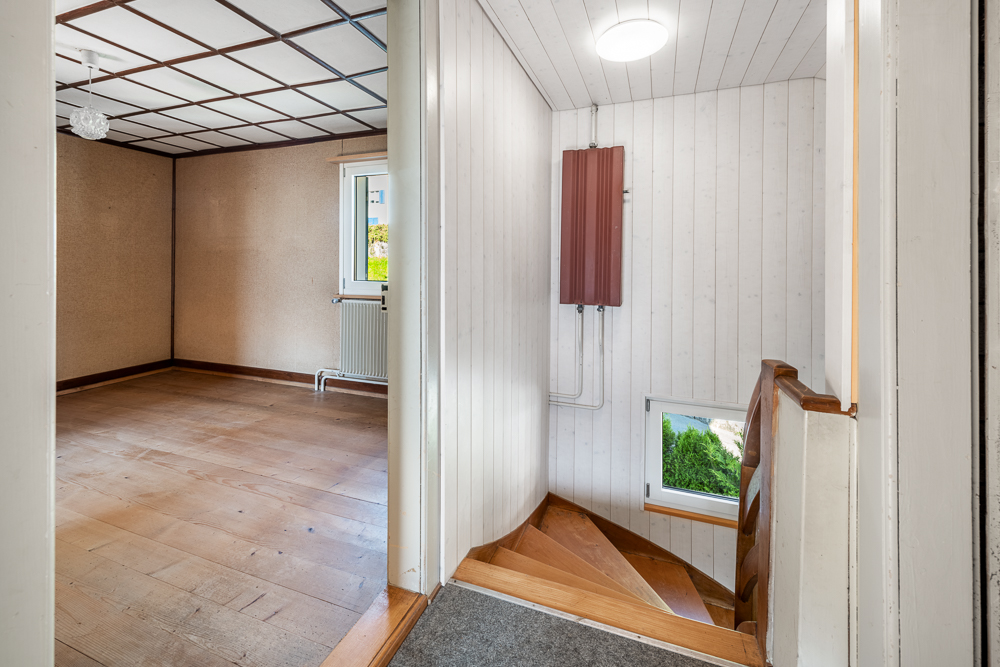 Treppenhaus mit angrenzendem Raum