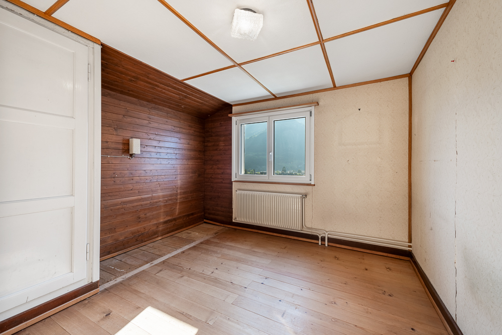 Leerer Raum mit Holzverkleidung und Bergblick