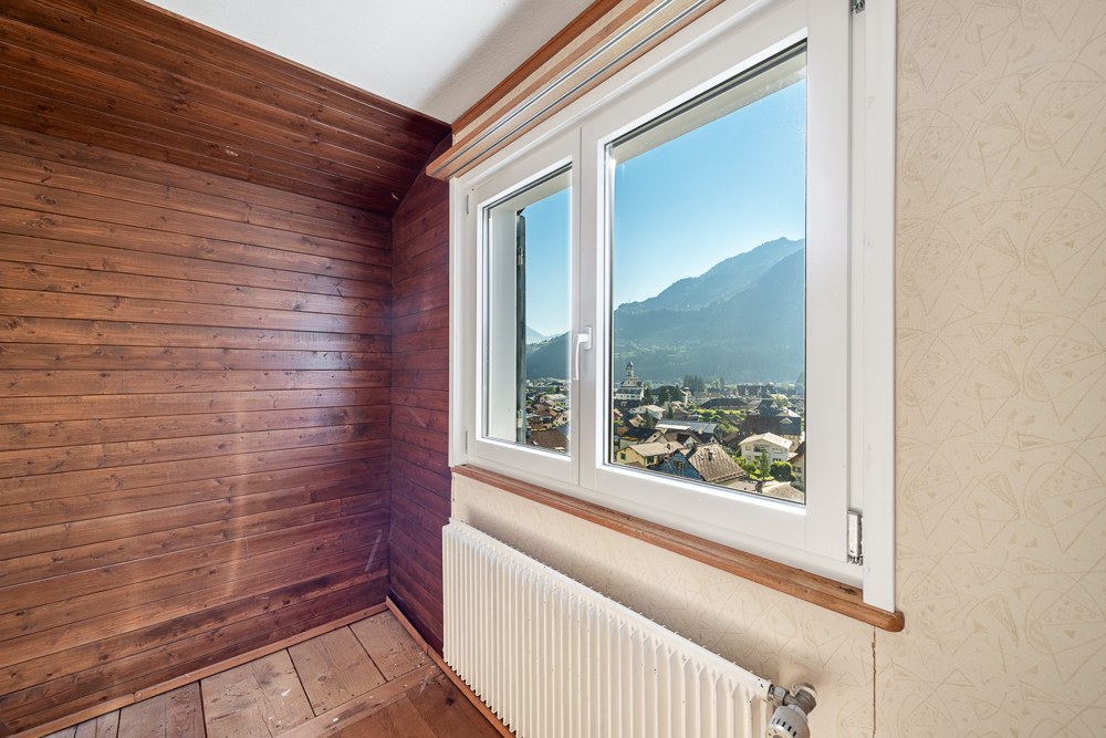Holzvertäfelter Raum mit Bergblick