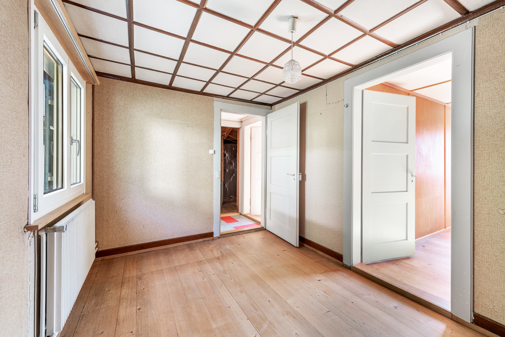 Heller Flur mit Holzboden und Schachbrettdecke