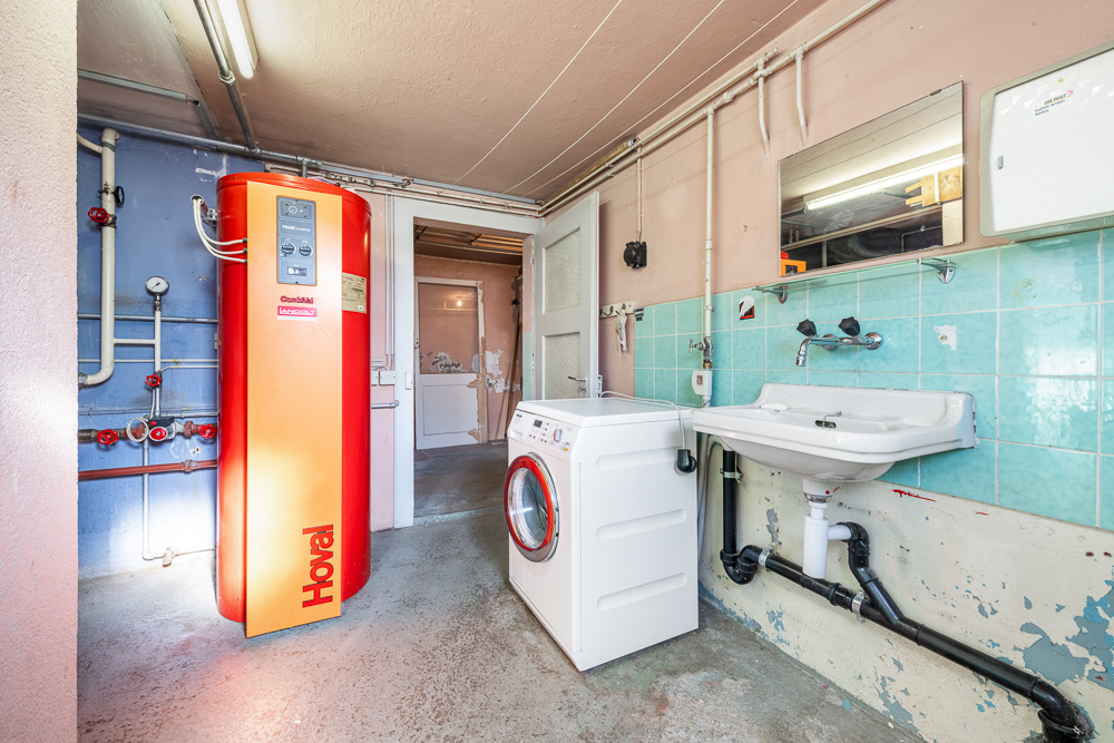 Hauswirtschafts- bzw. Technikraum mit Waschbecken und Heiztechnik