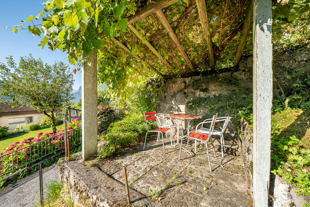 Terrasse mit Pergola und Gartenmöbeln