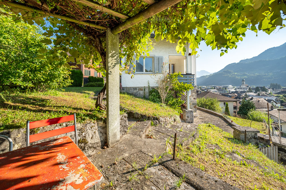 Terrasse mit Pergola und Bergblick