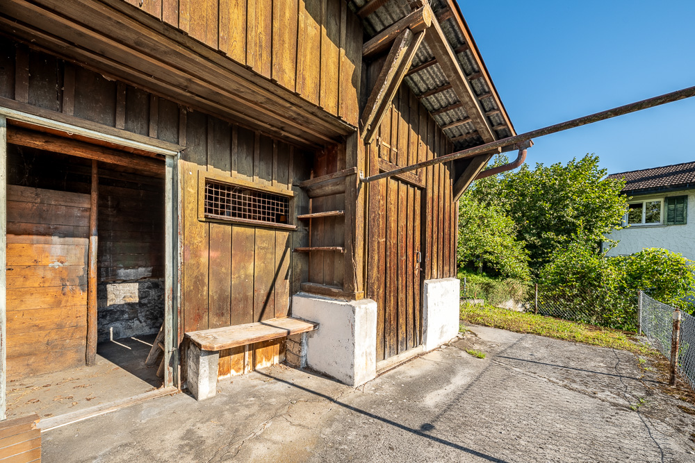 Außenansicht eines Holzgebäudes mit Nebeneingang