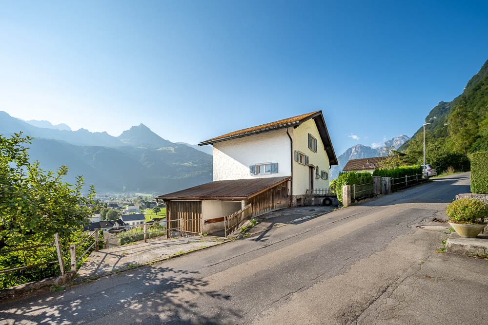 Berghaus an Hanglage mit Talblick