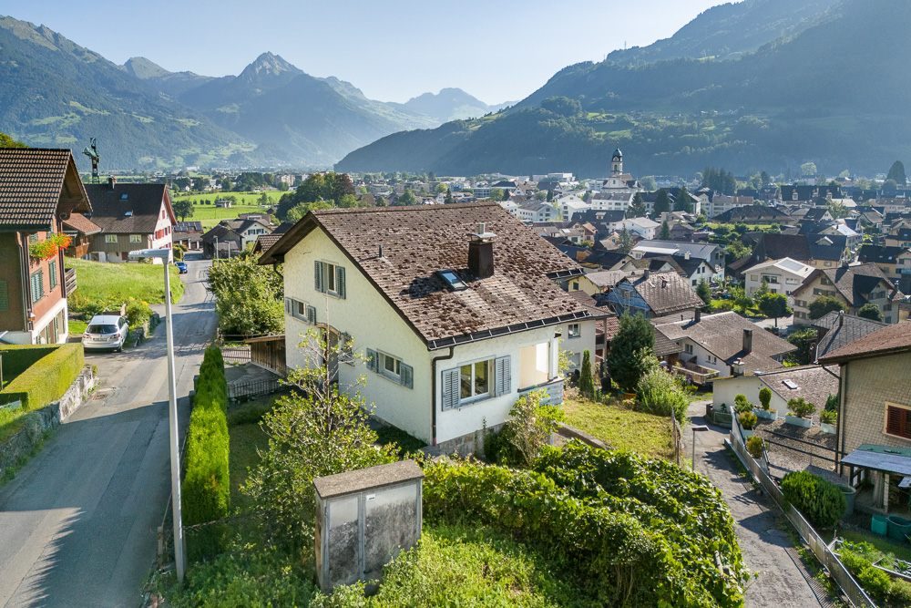 Bergdorf mit Wohnhaus und Panoramablick