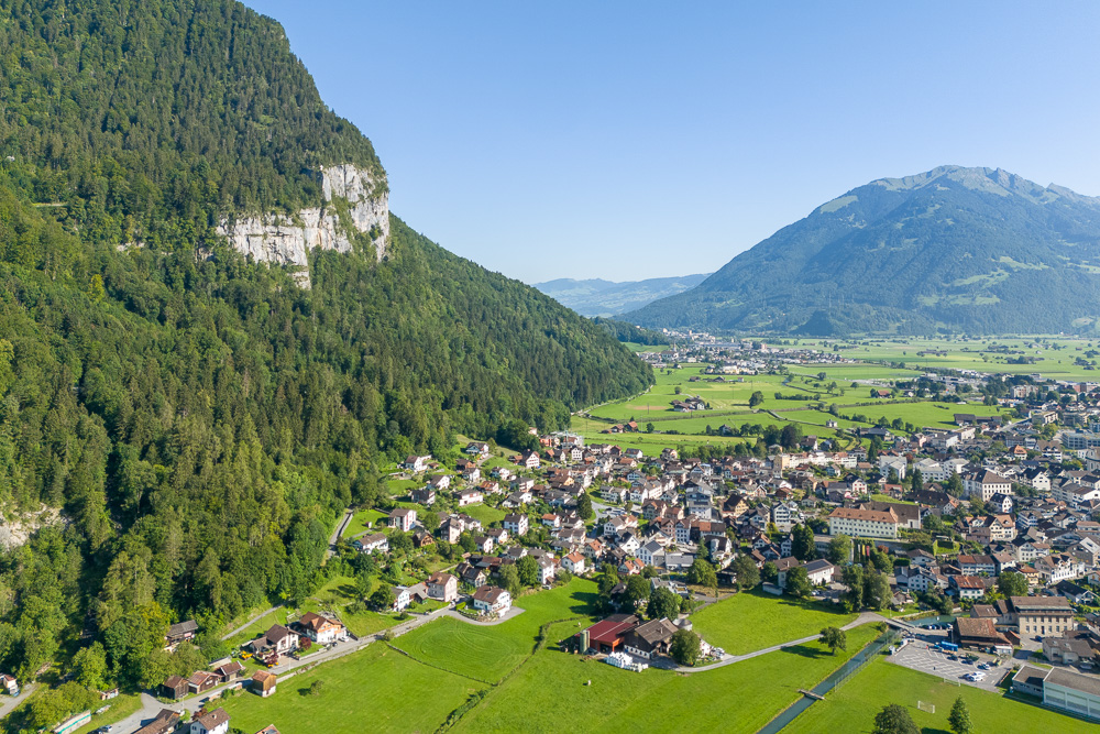 Alpenlandschaft mit Tal, Stadt und Bergen
