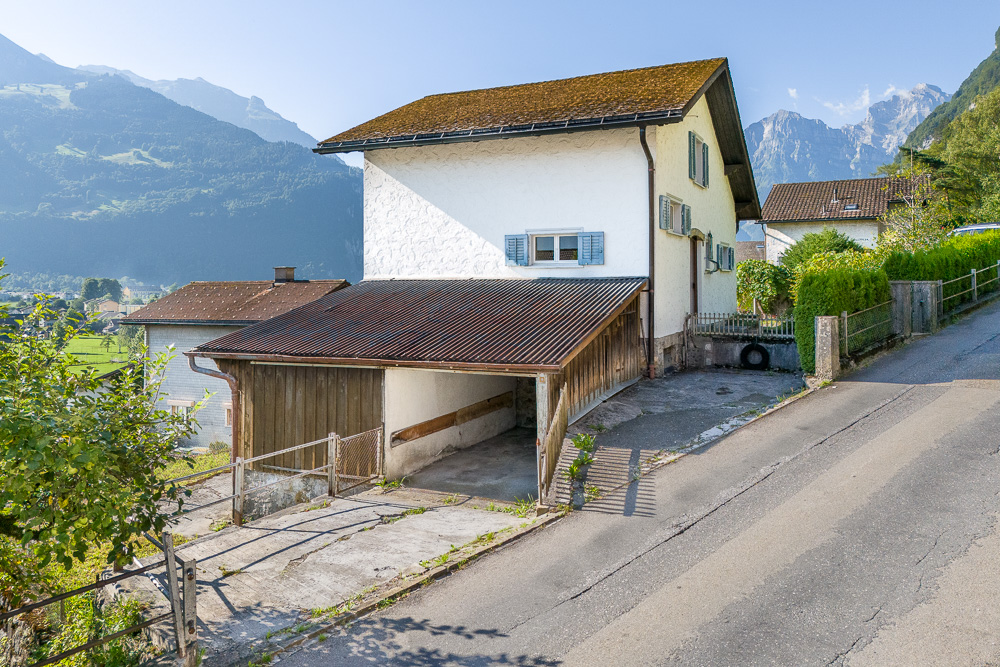 Alpenhaus mit Garagenanbau an Hanglage