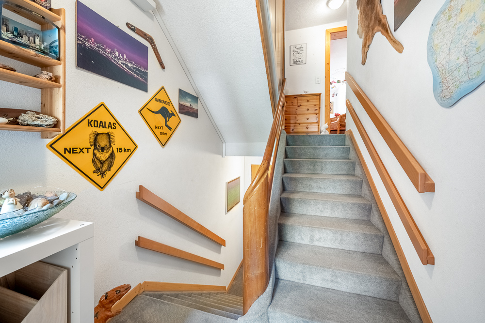 Treppe im oberen Flur mit Wanddekoration