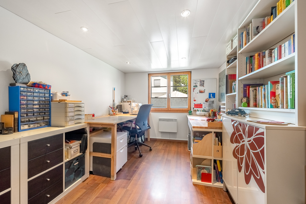 Arbeitszimmer mit Schreibtisch und Bücherregal