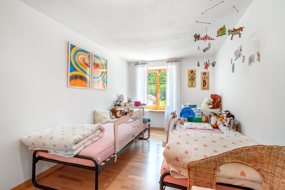 Kinderzimmer mit zwei Betten