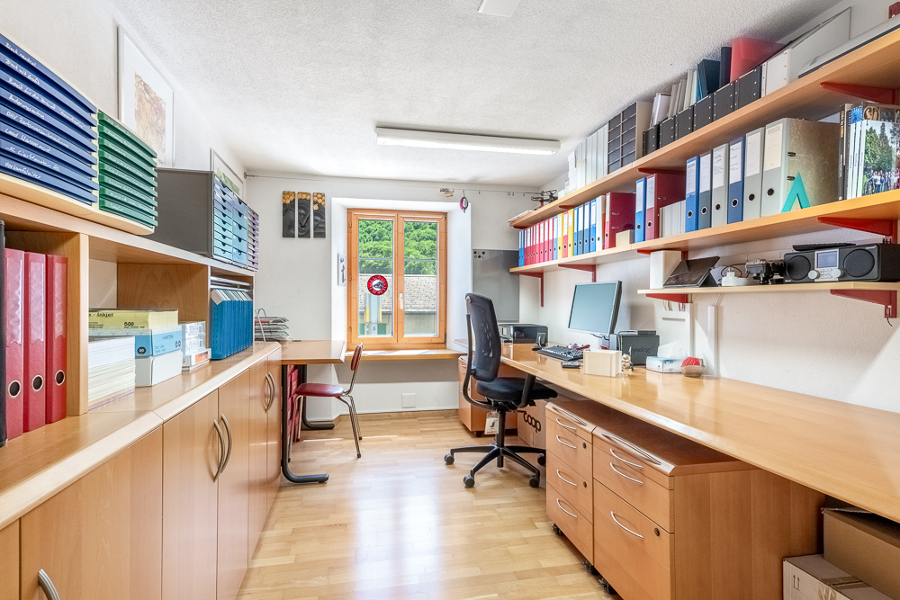 Büro mit Regalen und Schreibtischen