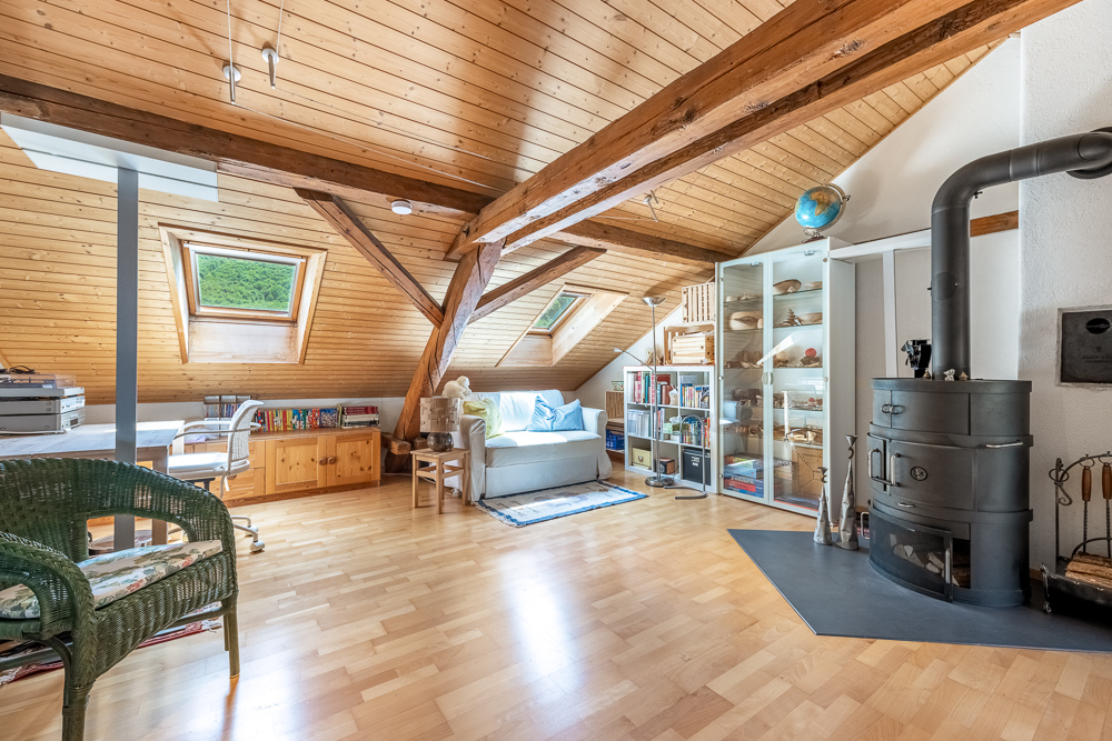 Ausgebauter Dachraum mit sichtbaren Holzbalken