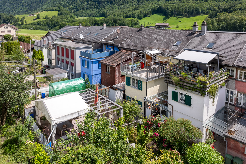 Städtische Reihen- und Terrassenhäuser mit Gartenblick