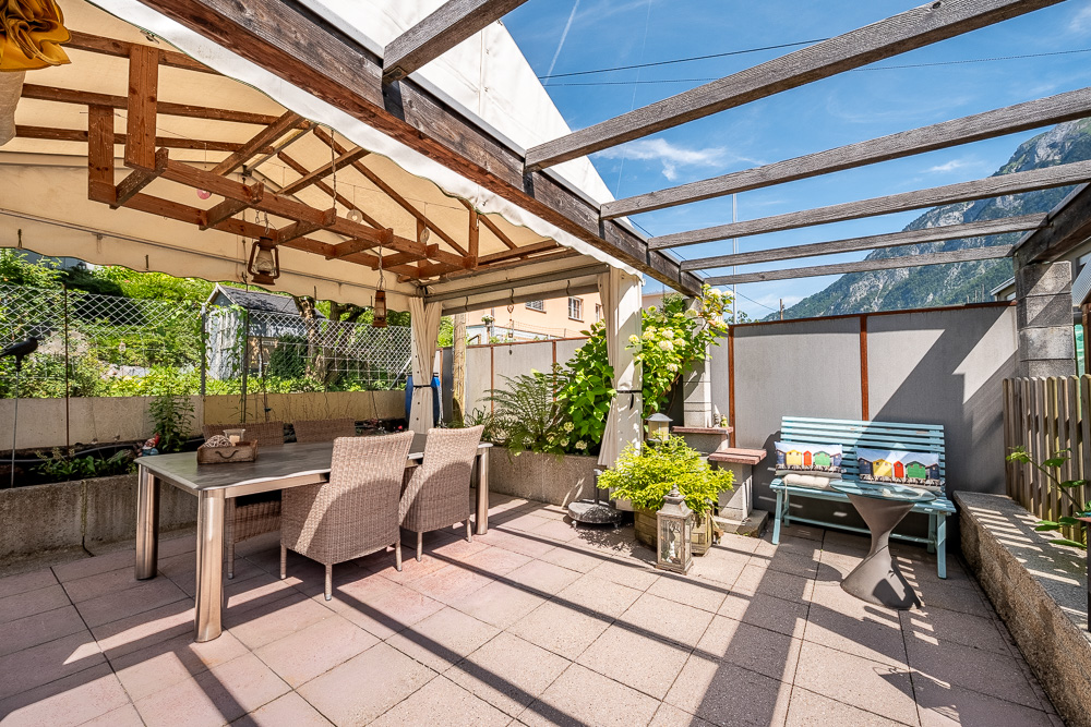 Überdachte Terrasse mit Bergblick