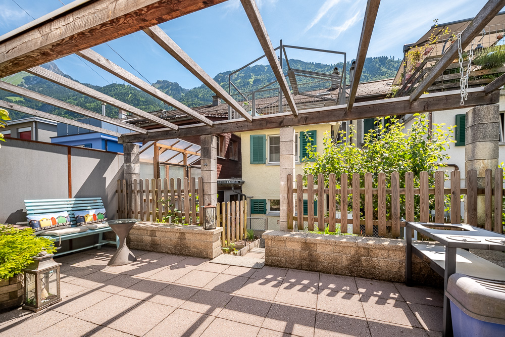 Terrasse mit Pergola und Bergblick