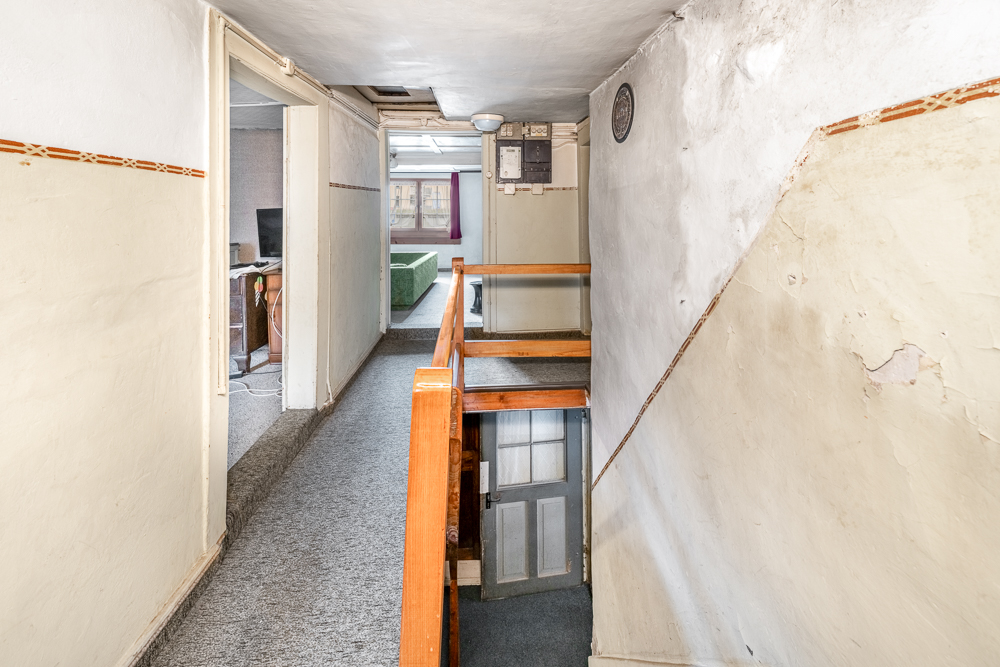 Abgenutzter Flurbereich mit Treppenabgang