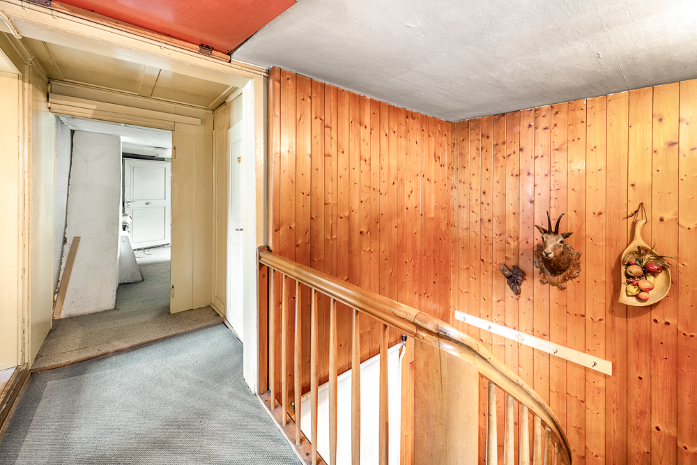 Treppenhaus mit Holzverkleidung