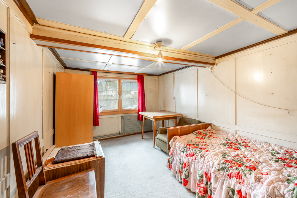 Einfaches Schlafzimmer mit Retro-Möblierung
