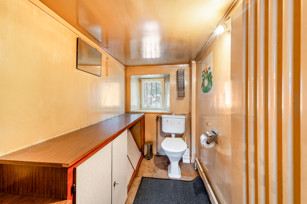 Kleines Gäste-WC mit Holzvertäfelung