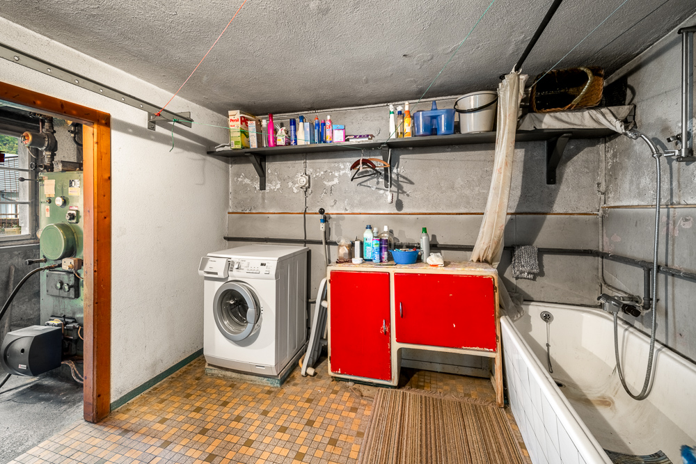 Hauswirtschafts- und Technikraum mit Badewanne
